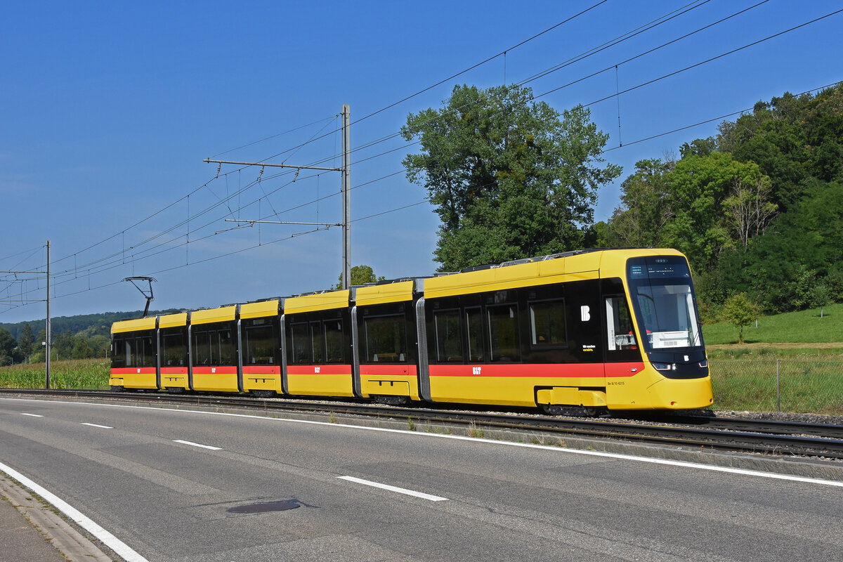 Be 8/10 TINA 4215, auf der Linie 17, fährt am 09.08.2025 zur Haltestelle Känelmatt. Aufnahme Ettingen.