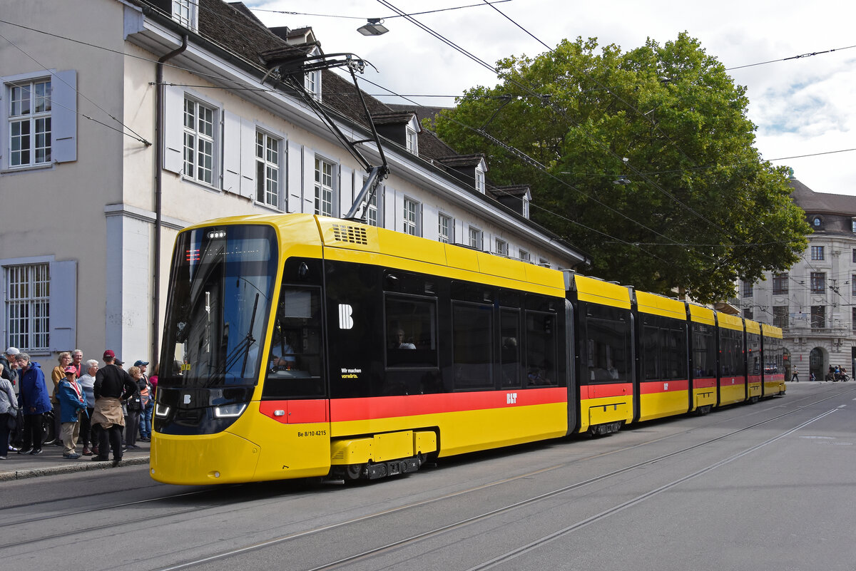 Be 8/10 TINA 4215, auf der Linie 11, fährt am 02.09.2025 den Steinenberg hinunter zur Haltestelle Barfüsserplatz. Aufnahme Basel.