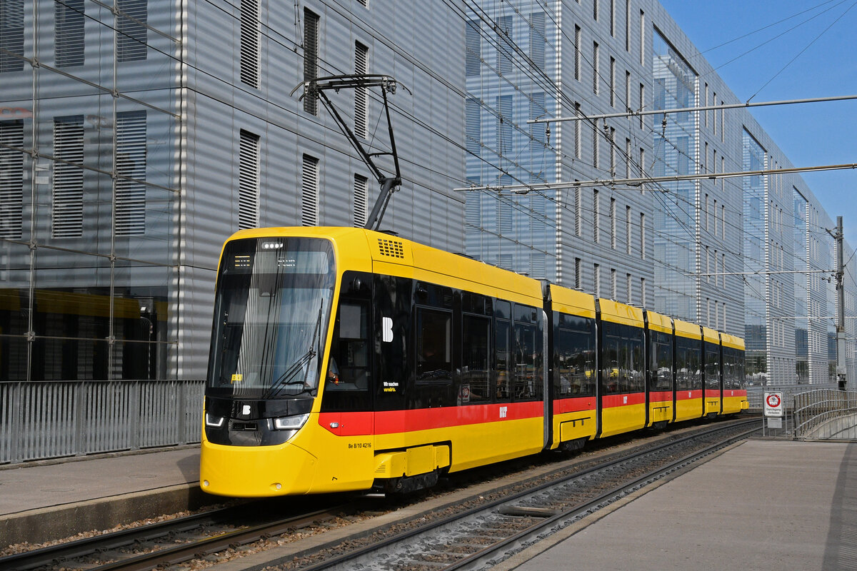 Be 8/10 TINA 4216, auf der Linie 10, fährt am 06.08.2025 bei der Haltestelle Peter Merian ein. Aufnahme Basel.