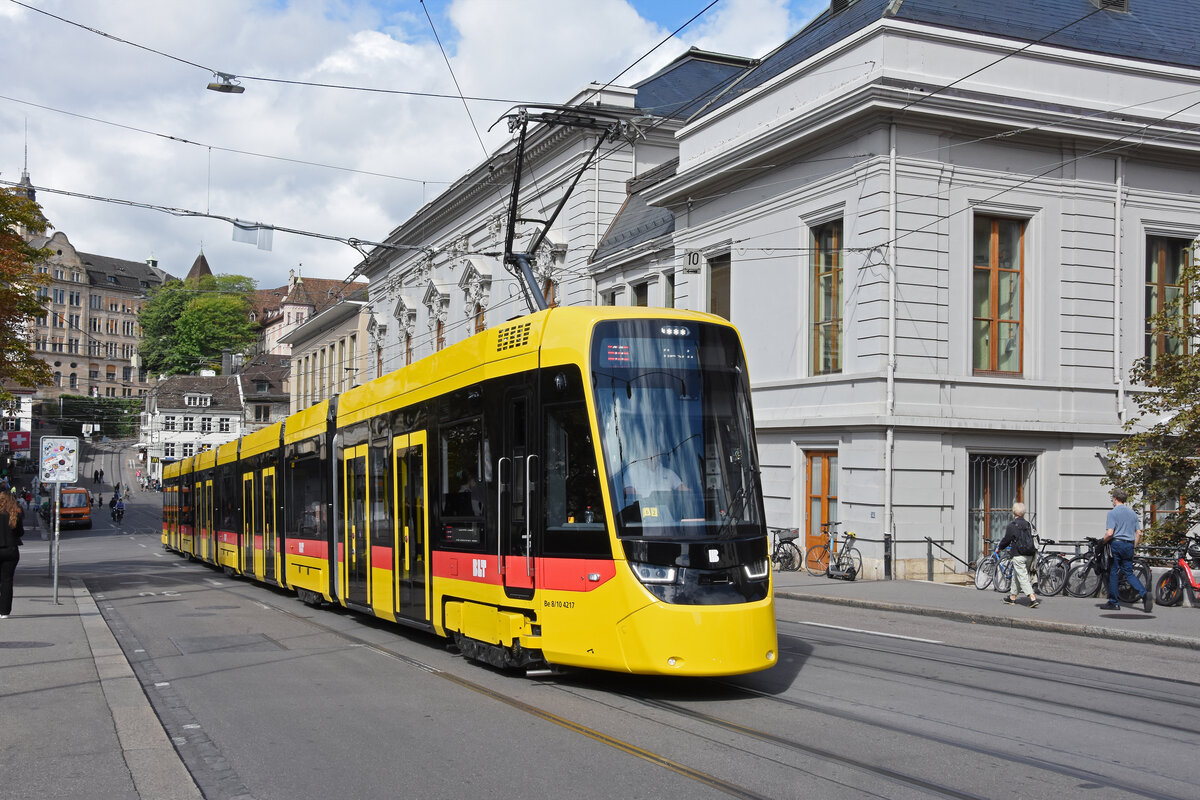Be 8/10 TINA 4217, auf der Linie 11, fährt am 02.09.2025 den Steinenberg hoch zur Haltestelle Bankverein. Aufnahme Basel.