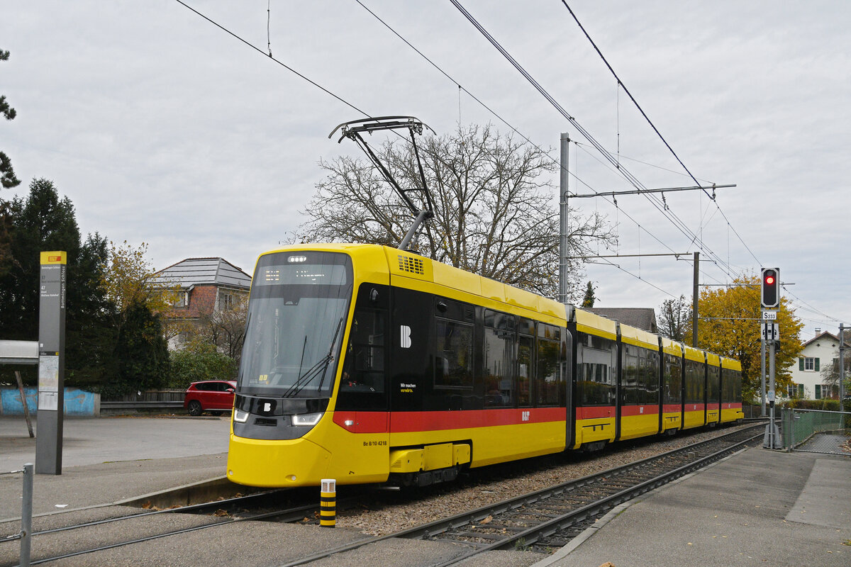Be 8/10 TINA 4218, auf der Linie 10, fährt am 01.11.2025 bei der Haltestelle Bottmingen ein.