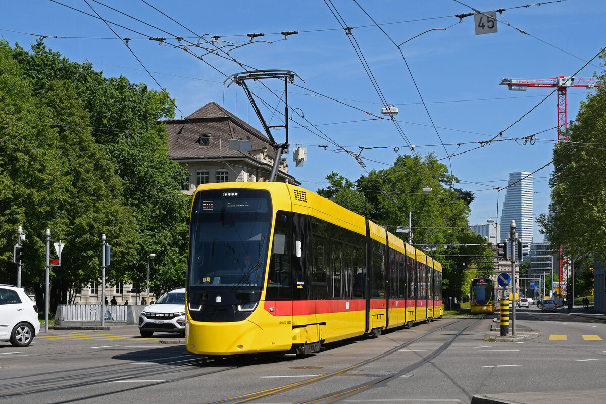 Be 8/10 TINA 4220, auf der Linie 10, fährt am 27.04.2026 zur Haltestelle am Bahnhof SBB. Aufnahme Basel.