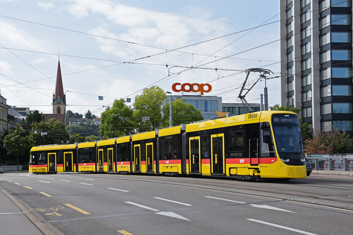 Be 8/10 TINA 4221, auf der Linie 10, überquert am 23.08.2025 die Münchensteinerbrücke. Aufnahme Basel.