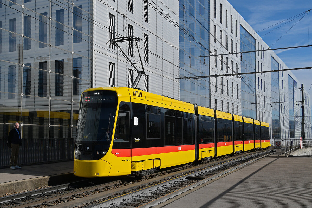 Be 8/10 TINA 4224, auf der Linie 11, fährt am 05.11.2025 bei der Haltestelle Peter Merian ein. Aufnahme Basel.