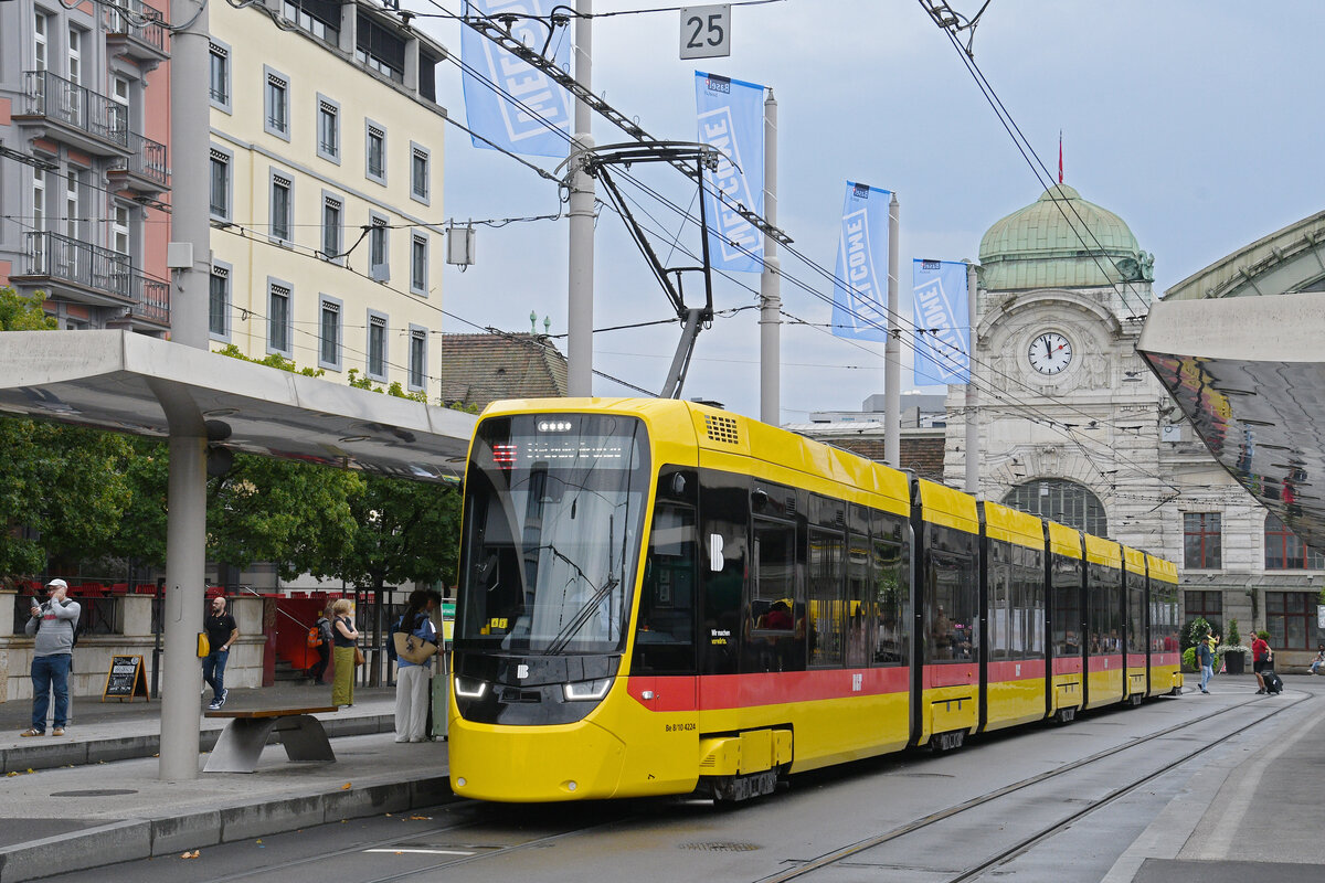 Be 8/10 TINA 4224, auf der Linie 11, bedient am 17.08.2026 die Haltestelle am Bahnhof SBB. Aufnahme Basel.
