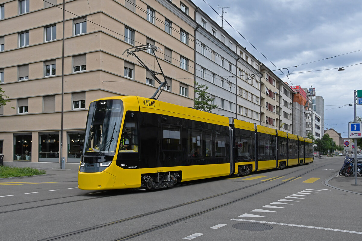 Be 8/10 TINA der BLT fährt am 27.05.2024 mit der Fahrschule bei der Haltestelle Gewerbeschule ein.