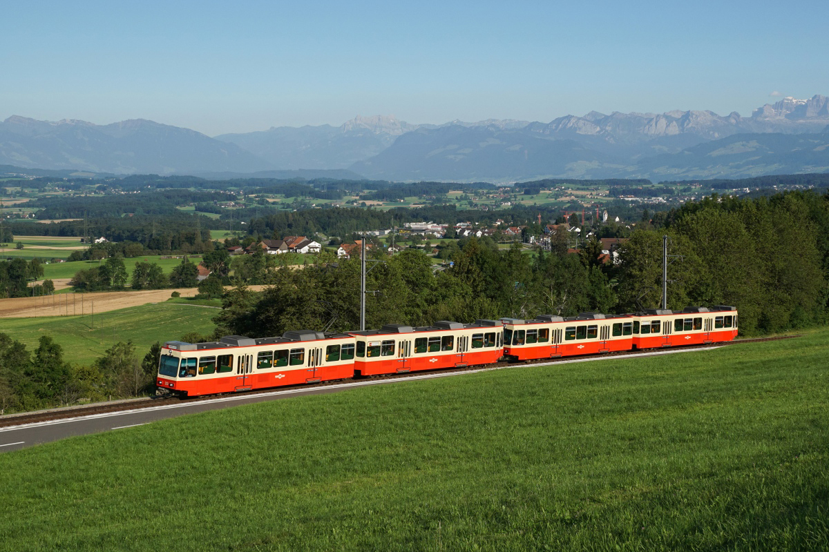 Be 8/8 23/24 und 21/22 fahren am 20.07.2016 von Neuhaus Richtung Scheuren.