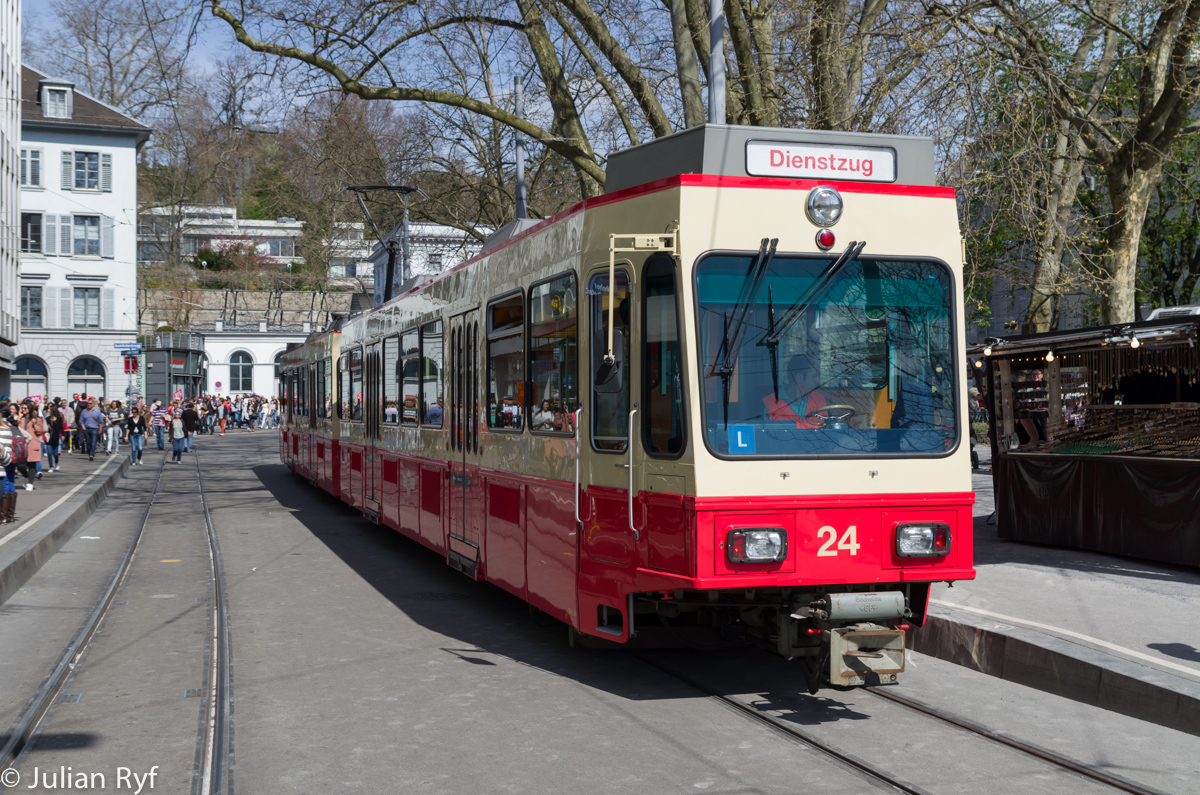 Be 8/8 23/24 der Forchbahn befindet sich am 13. April 2015 als Lernfahrt an der Aussteigehaltestelle in der Wendeschleife am Stadelhoferplatz in Zürich. Die Wendeschleife wird im Normalbetrieb selten befahren, normalerweise fahren die Züge direkt in die Haltestelle und in die andere Richtung wieder raus.