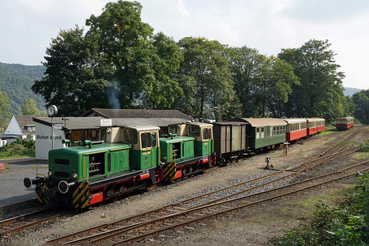 BE: Brohltalbahn.
Ausgangspunkt der Brohltalbahn ist der Ortsteil Brohl der Gemeinde Brohl-Lützing/Rhein. D1 und D2 auf die Abfahrt nach Engeln wartend am 23. September 2017.
Foto: Walter Ruetsch