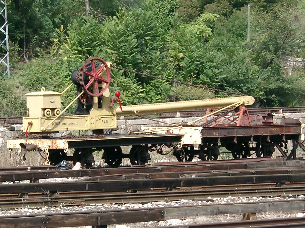 Beachtenswert ist der 1985 im SNCF-Depot Villefranche-de-Conflent der Schmalspur- Ligne de Cerdagne  (Train jaune) aufgenommene Kranwagen. Das Fahrzeug trägt noch die Eigentümerbeschriftung der früheren französischen Bahngesellschaft  PLM .