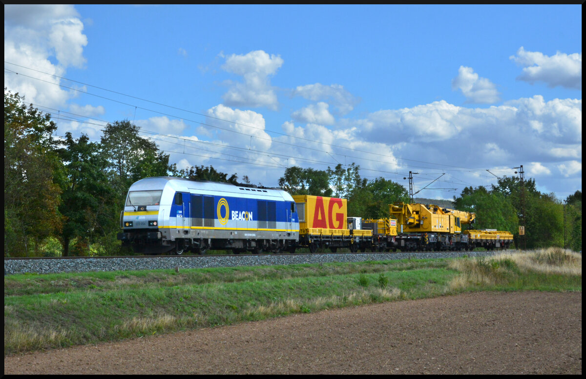 BEACON 223 054 mit einem Kranzug am 01.09.2026 bei Th�ngersheim im Maintal.