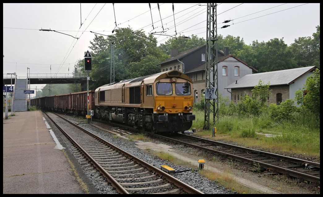 Beacon 653-07 erreicht hier mit ihrem Schrottzug von Osnabrück Hafen kommend am 4.6.2021 um 8.39 Uhr den Bahnhof Hasbergen. Nach Umsetzen der Lok geht der Zug weiter auf der Werkbahn nach Georgsmarienhütte.