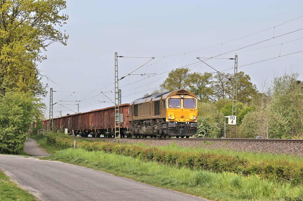 Beacon 653-07 hat hier am 4.5.2022 um 10.14 Uhr den Bahnhof Hasbergen verlassen und ist nun am Ortsrand unterwegs mit ihrem Leerzug aus Georgsmarienhütte zum Hafen Osnabrück.