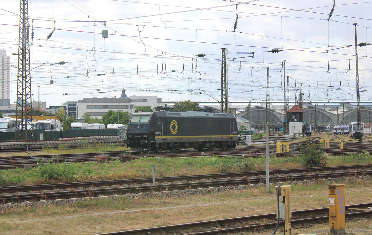 Beacon Rail 185 545-1 am 17.07.2023 in Leipzig Hbf. Aus dem Zug fotografiert.