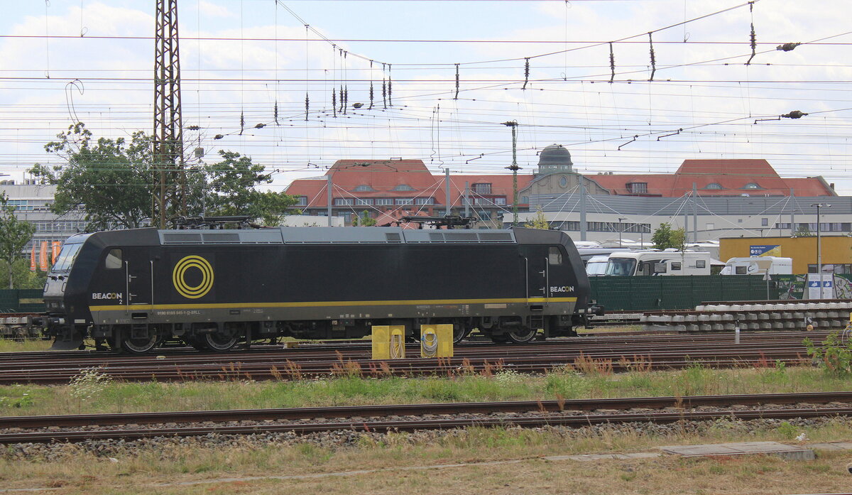 Beacon Rail 185 545-1 pausiert am 17.07.2023 in Leipzig Hbf. Aus dem Zug heraus fotografiert.