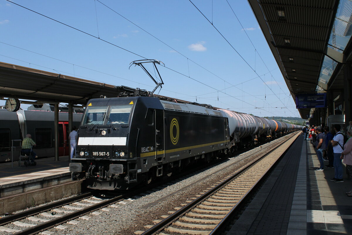Beacon Rail 185 567-5 mit Kesselwagen Richtung Bad Kösen, am 12.06.2023 in Naumburg (S) Hbf.