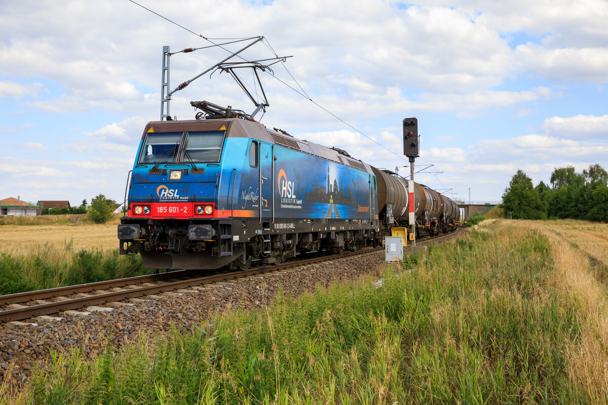 Beacon Rail Leasing 185 601 für HSL als  Nightrider  am 07.08.2022 mit einem Kesselzug aus Stendell ausfahrend, nach Rostock Seehafen.