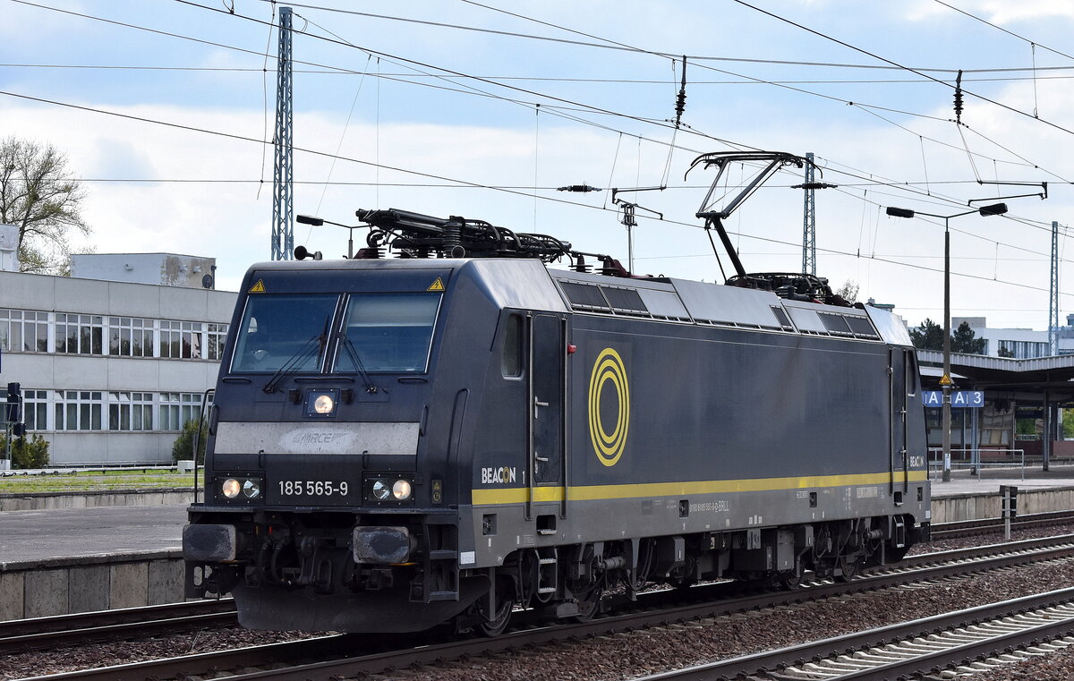 Beacon Rail Leasing Lok [NVR-Nummer: 91 80 6185 565-9 D-BRLL], aktueller Mieter? eventl. immer noch DB Cargo? am 23.04.24 Höhe Bahnhof Schönefeld bei Berlin.