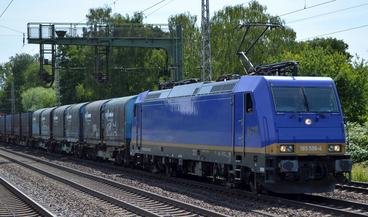 Beacon Rail Leasing Ltd. mit der Lok  185 596-4  [NVR-Nummer: 91 80 6185 596-4 D-BRLL], aktueller Mieter? und einem gemischten Güterzug für Metallprodukte (Coil u.a.) am 18.07.22 Vorbeifahrt Bahnhof Dedensen Gümmer.