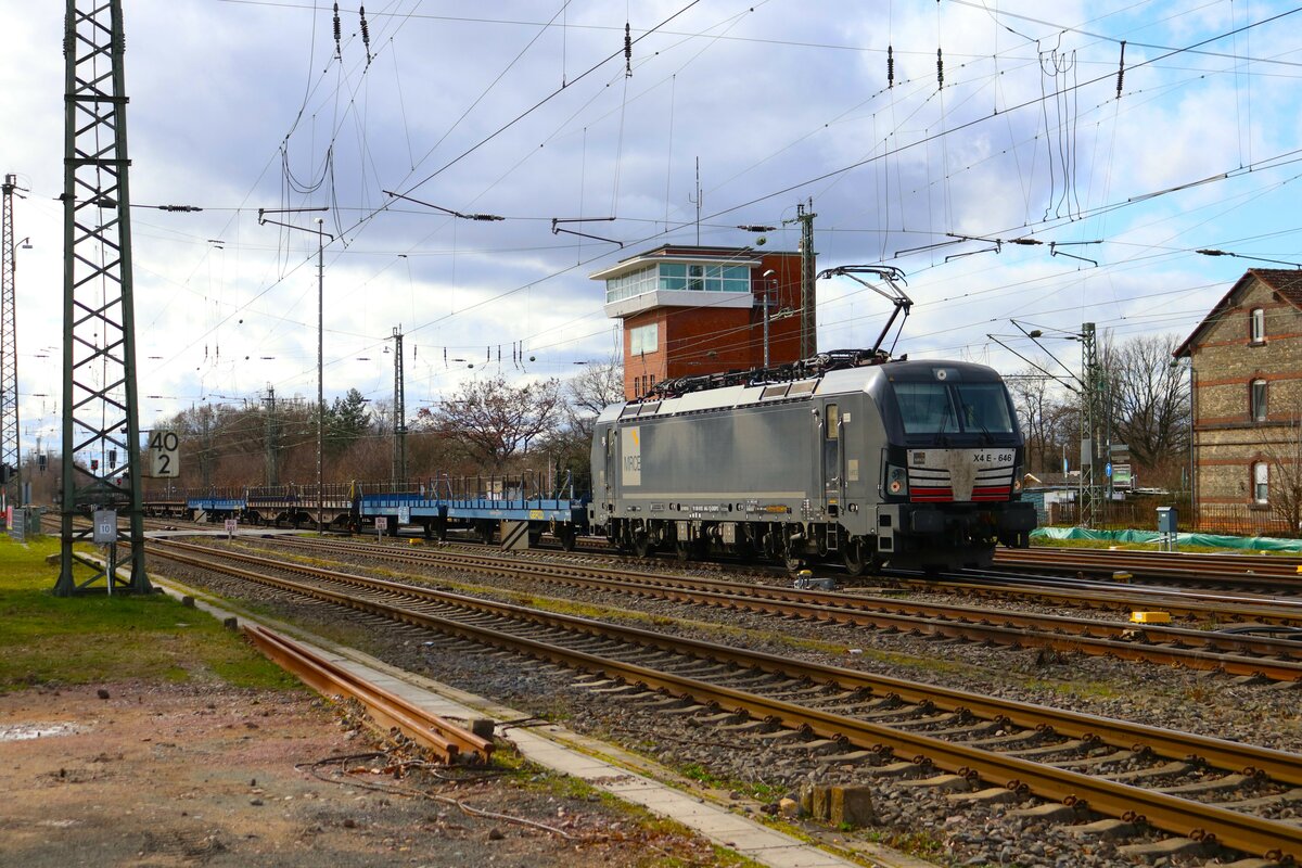 Beacon Rail Siemens Vectron X4-E 646 (193 646-7) mit Flachwagen in Darmstadt Kranichstein am 24.02.24 