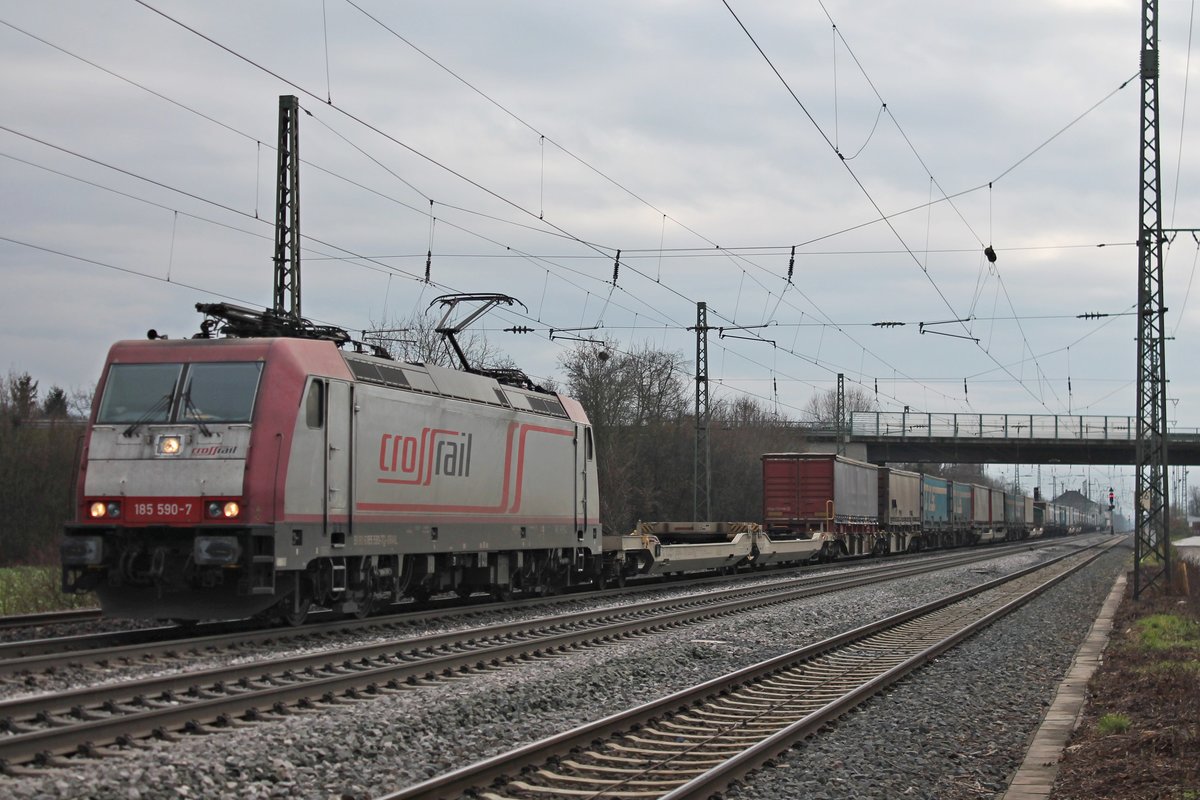 Beacon Rail/Crossrail 185 590-7 am 11.12.2016, als diese mit einem  T.T.S. -KLV durch den Bahnhof von Müllheim (Baden) in Richutng Norden fuhr.