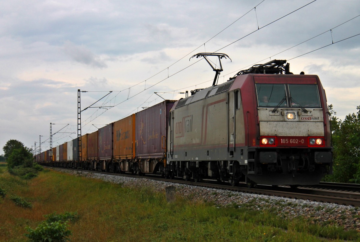 Beacon Rail/Crossrail 185 602-0 am 14.09.2013 stark verdreckt und mit einem Containerzug nach Belgien beim Winzerort Hügelheim gen Freiburg.