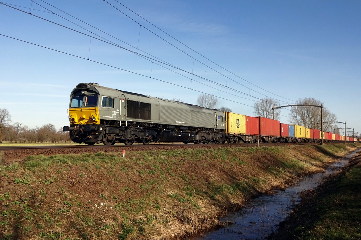 Beacon Rail/Crossrail DE 6307 zieht der neuss-Shuttle KLV durch Boxtel Am 24 März 2021.