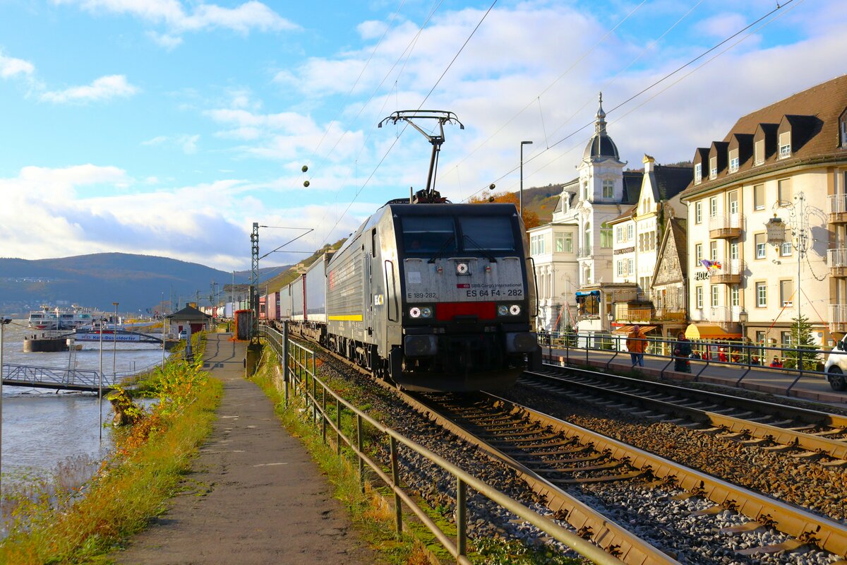 BEACON Rail/SBB Cargo International ES 64 F4-282 (189 282-7) mit KLV Zug in Rüdesheim (Rhein) am 25.11.23