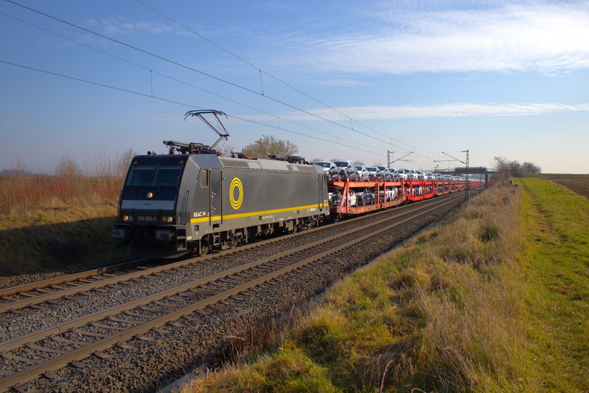 BEACONRail Bombardier Traxx 185 565-9 mit Autotransportzug bei Nieder-Mörlen auf der Main Weser Bahn am 08.02.25
