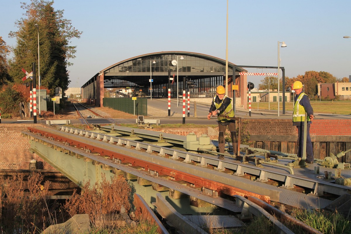 Bedienung der Eisenbahnbrücke in Veendam am 1-11-2014.