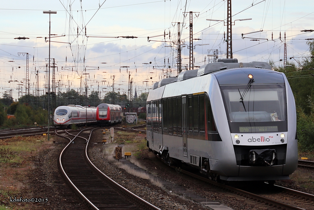 Bedingt durch den Stellwerksbrand in Mülheim gibt in Wanne-Eickel zur Zeit viel Verkehr. Umleiter unbekannter ICE und RE6 nach Minden. Reguläre RB46 nach Bochum Hbf. 06.10.2015