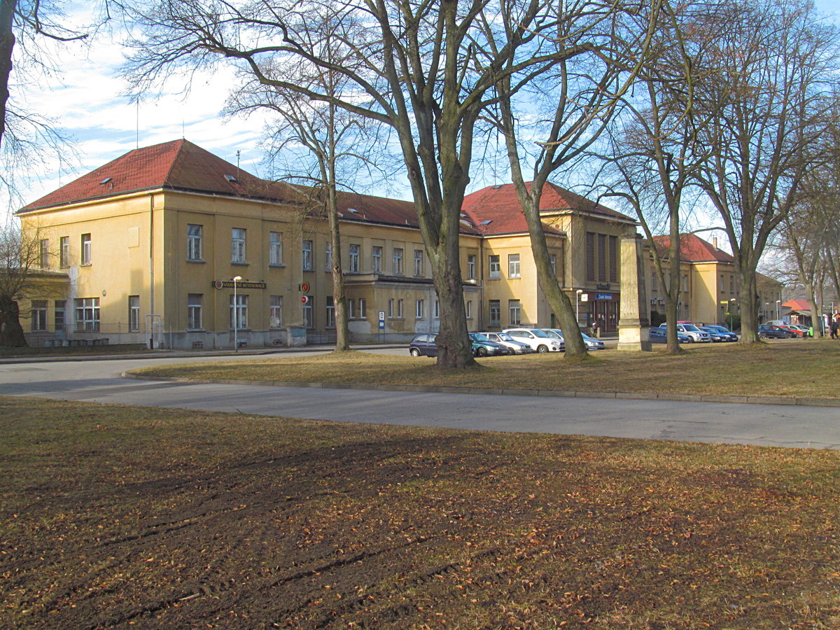 Beeindruckend groß ist das Gebäude des Bahnhof von Ceske Velenice, dem ehemaligen Gmünd. 28. Feb.2017