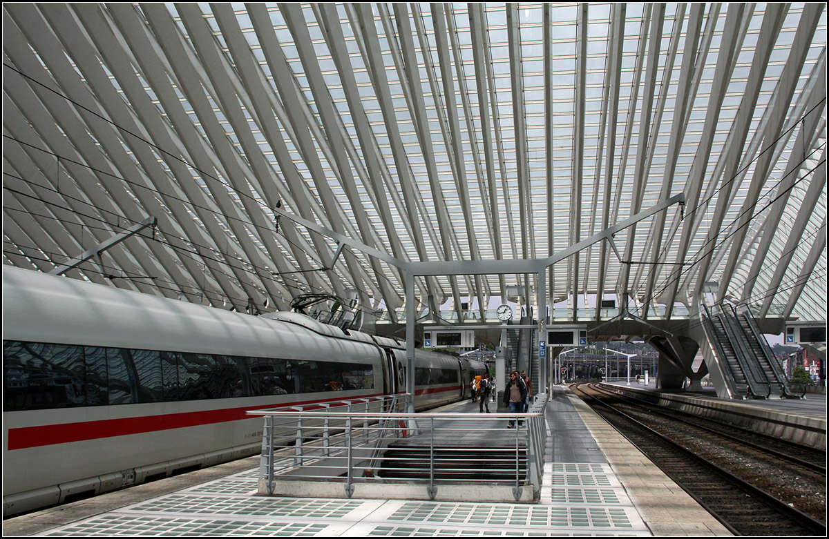 Beeindruckende Architektur -

Das beeindruckende Bahnsteigdach des spanischen Architekten Santiago Calatrava in Liège-Guillemins.

18.06.2016 (M)