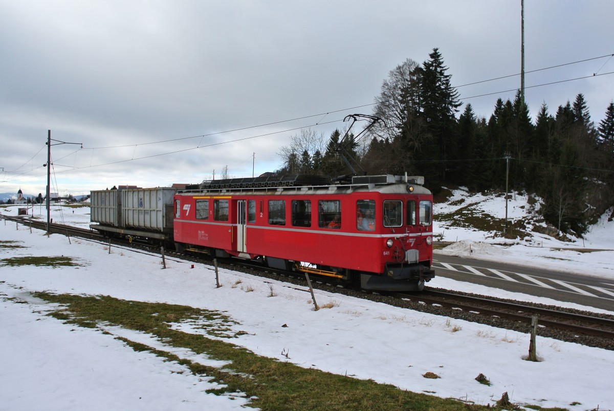 Bef 4/4 641 (ex. RhB ABe 4/4 641) als Gterzug bei les Bois, 07.01.2015.