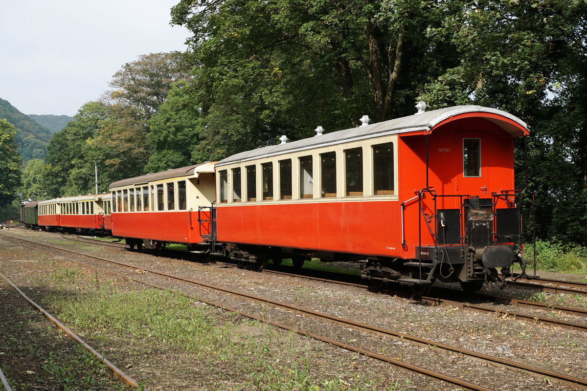 BE/FW: Schweizerwagen im Rheinland.
Ehemalige Wagen der Frauenfeld Wil-Bahn (FW) leisten noch wertvolle Dienste bei der Brohltalban. Aufnahme vom 23. September 2017 auf dem Ausgangsbahnhof Brohl.
Foto: Walter Ruetsch  