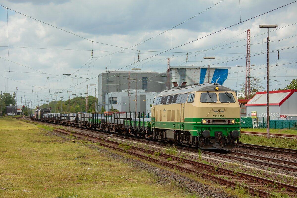 BEG 218 396-0 mit Aluzug in Hilden, Mai 2021.