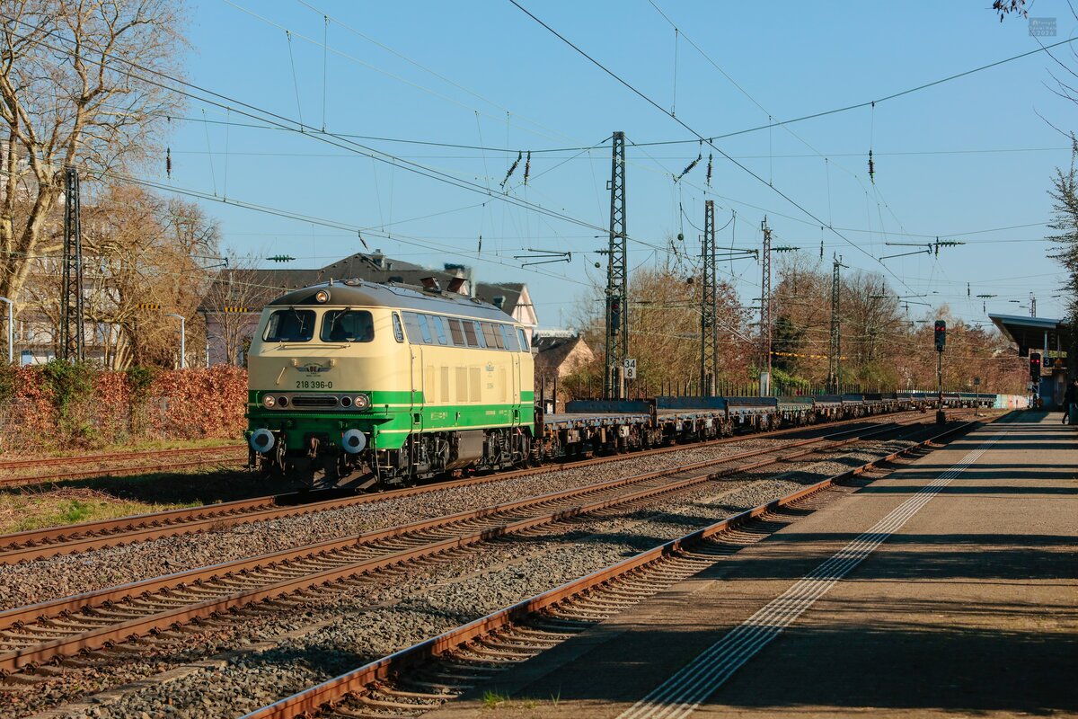 BEG 218 396-0 mit leeren Aluzug in Hilden, März 2026.
