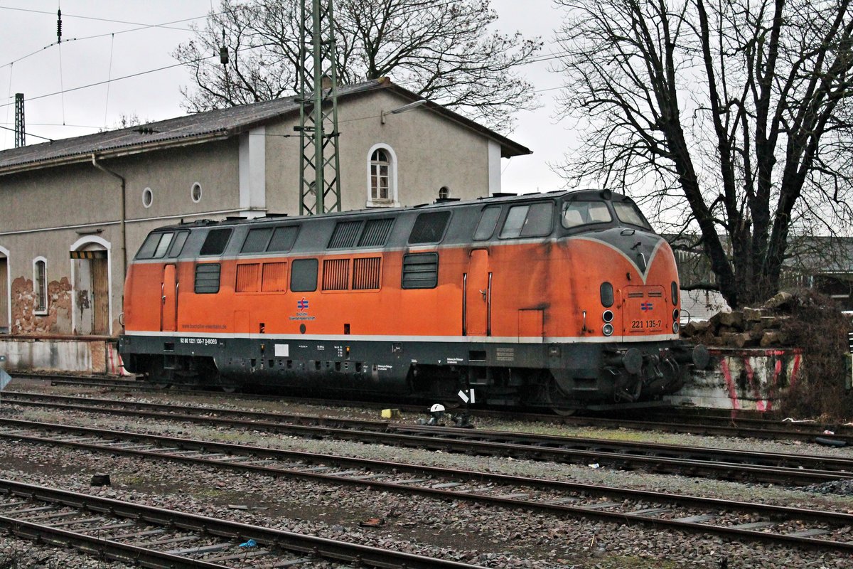 BEG 221 135-7 am 17.01.2015 an der alten Eilgutrampe in Müllheim (Baden) abgestellt.