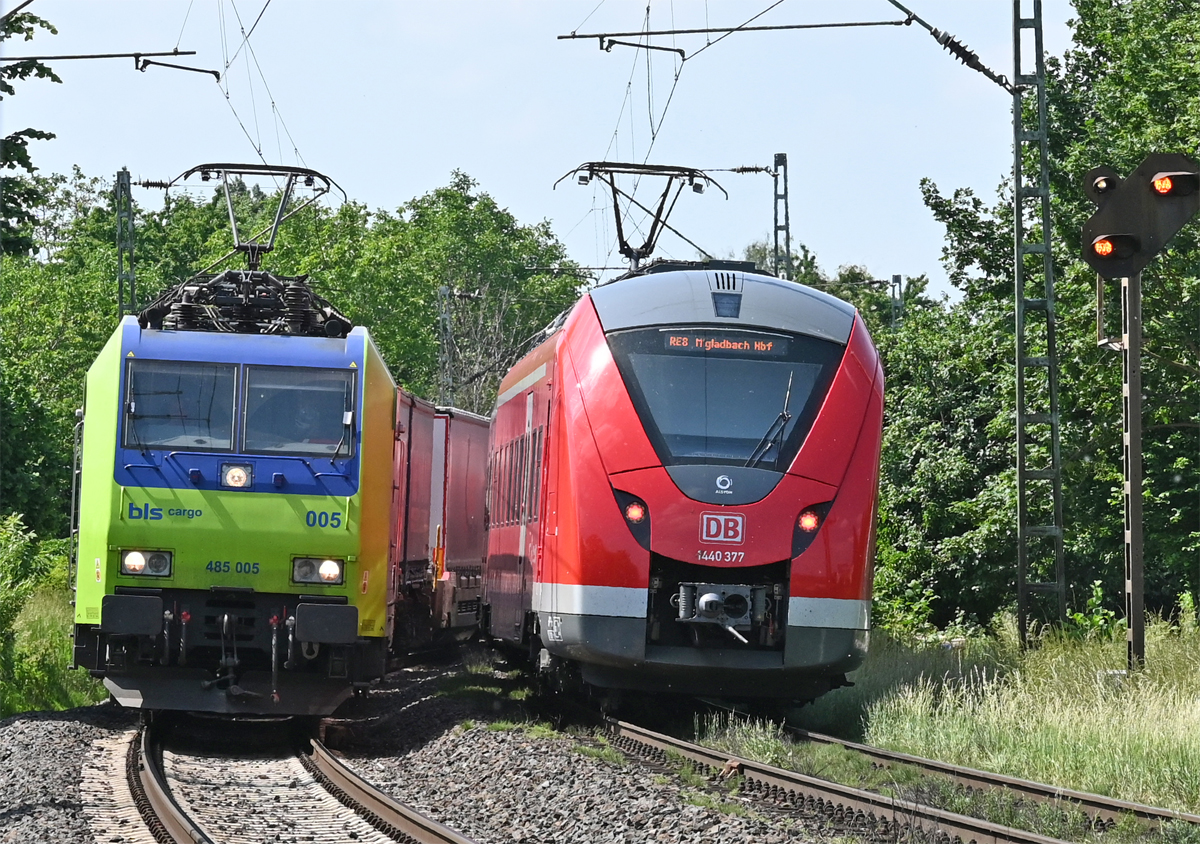 Begegnung der 1440 377 RE8 nach Mönchengladbach und 485 005 bls-cargo in Bonn-Beuel - 10.06.2021