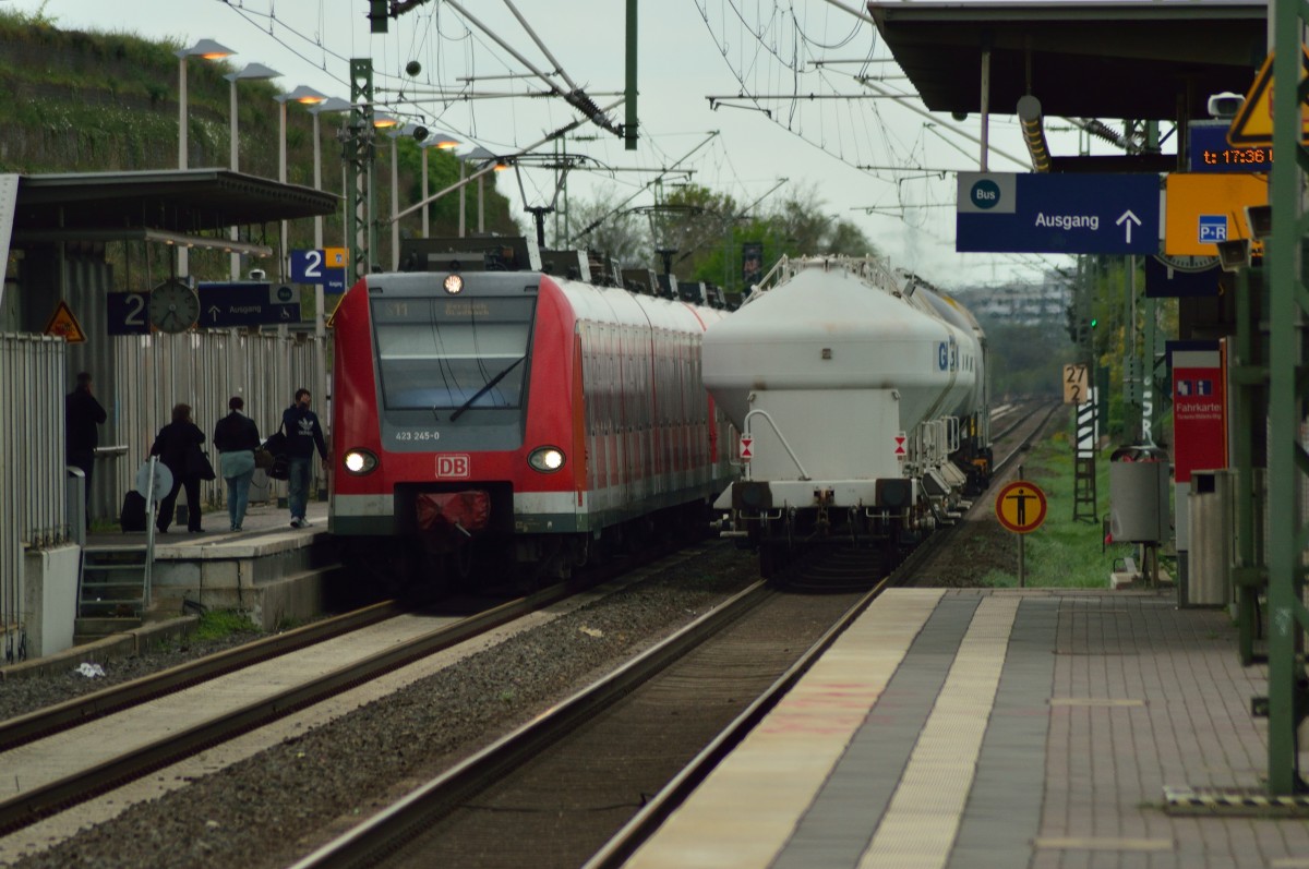 Begegnung in Allerheiligen, links steht eine S11 Zug der vom 423 245-0 und rechts entschwindet ein Kalkwagenzug von einer Voithmaxima 40 CC in Richtung Angertal gen Rohdenhaus. 6.4.2014
