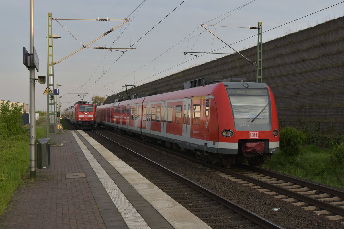 Begegnung in Allerheiligen zwischen einem RE6 und S11 am Abend des 20.4.2017