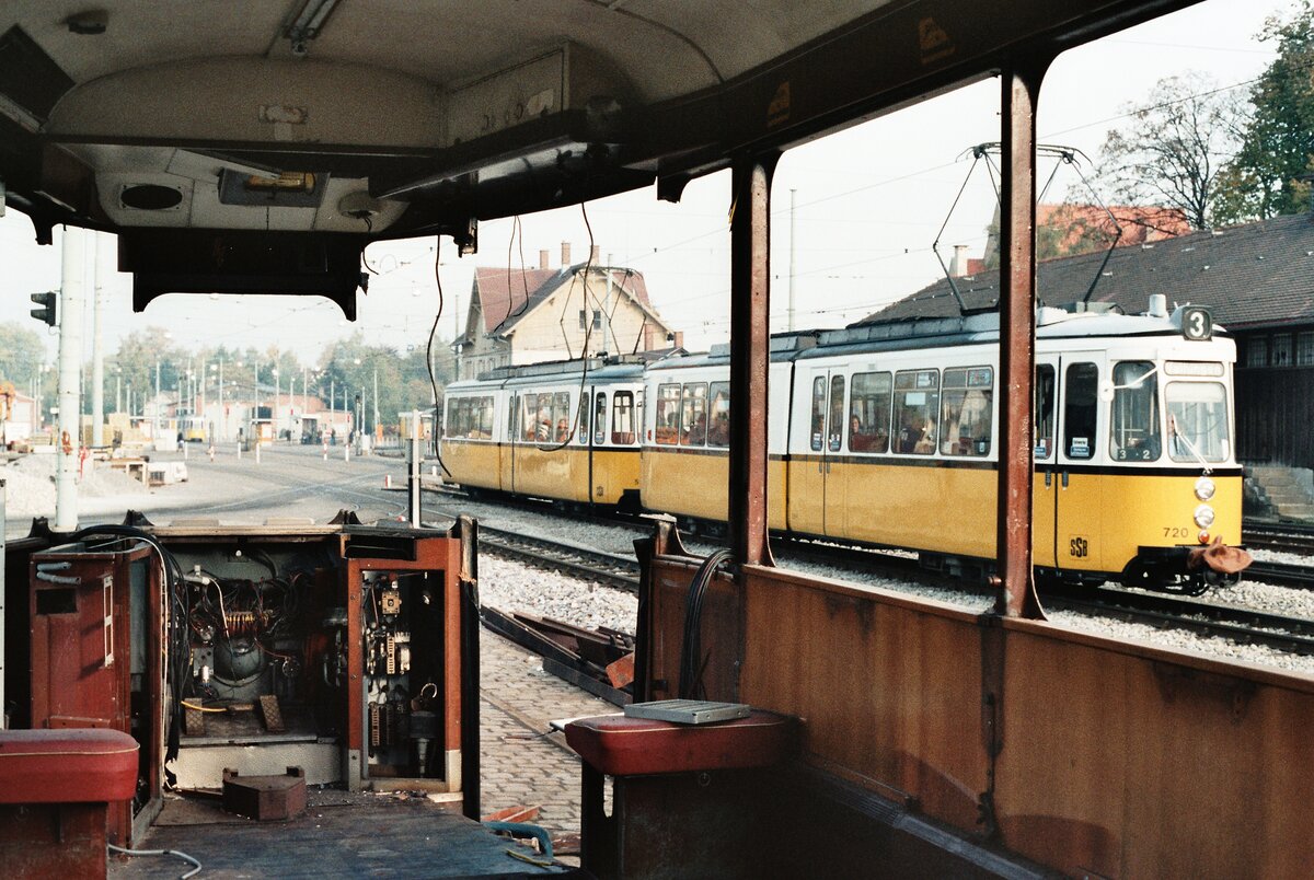 Begegnung von Alt und Neu: Reste eines Stuttgarter DoT4 und daneben ein GT4 Zug neben dem Möhringer Bahnhof. 