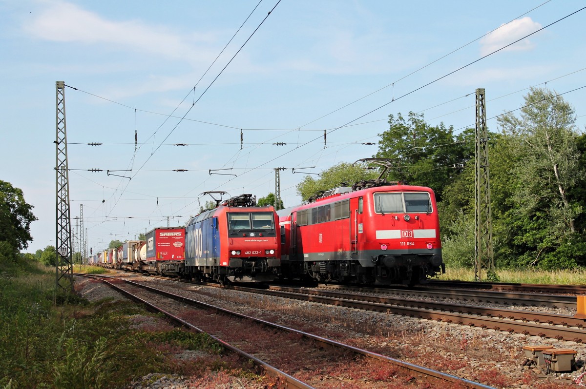 Begegnung am 06.06.2014 in Orschweier von SBB Cargo Re 482 022-1 mit einem Cotainerzug mit der Freiburger 111 064 bei der Ausfahrt mit einer RB nach Offenburg.