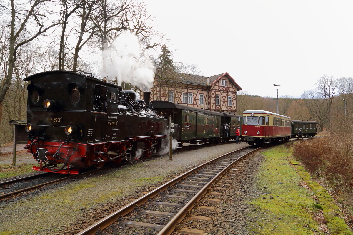 Begegnung am 07.02.2016 im Haltepunkt Mägdesprung. Links hat 99 5901 mit ihrem IG HSB-Sonderzug auf der Fahrt nach Quedliburg auf den gerade eingefahrenen Triebwagen 187 011 gewartet, welcher als P8955 von Gernrode nach Alexisbad unterwegs ist. Nachdem der Triebwagen den Haltepunkt verlassen hat, wird auch der Sonderzug seine Fahrt fortsetzen.