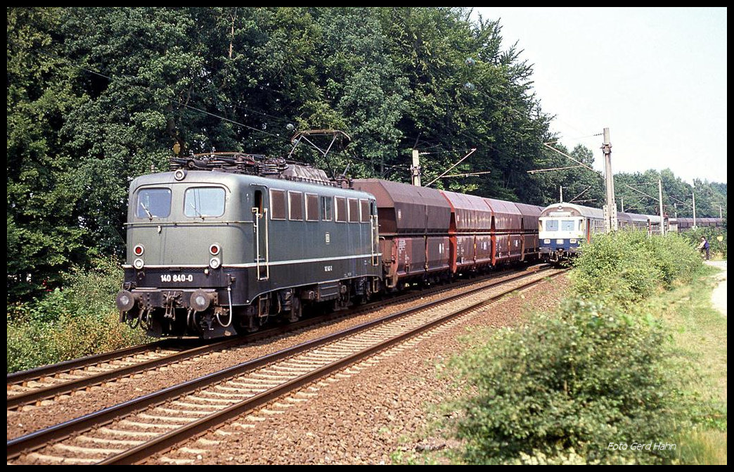Begegnung am BÜ in Osnabrück - Atter am 5.7.1989 um 15.52 Uhr: 140840 mit Kohlezug Richtung Ibbenbüren und im Gegenverkehr der Nahverkehrszug nach Osnabrück.