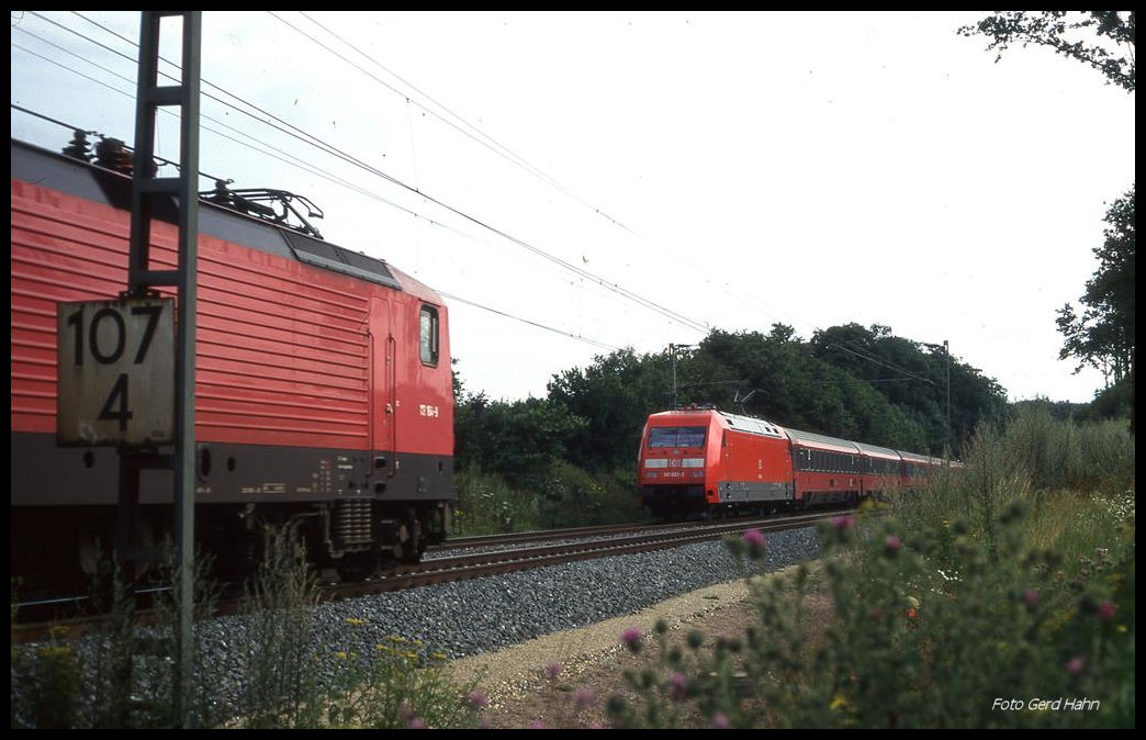 Begegnung am Ortsrand von Hasbergen auf der Rollbahn am 20.07.1997 um 9.52 Uhr: 101022 ist mit dem österreichischen EC nach Wien unterwegs. 112164 kommt mit einem Interregion in Richtung Osnabrück entgegen.