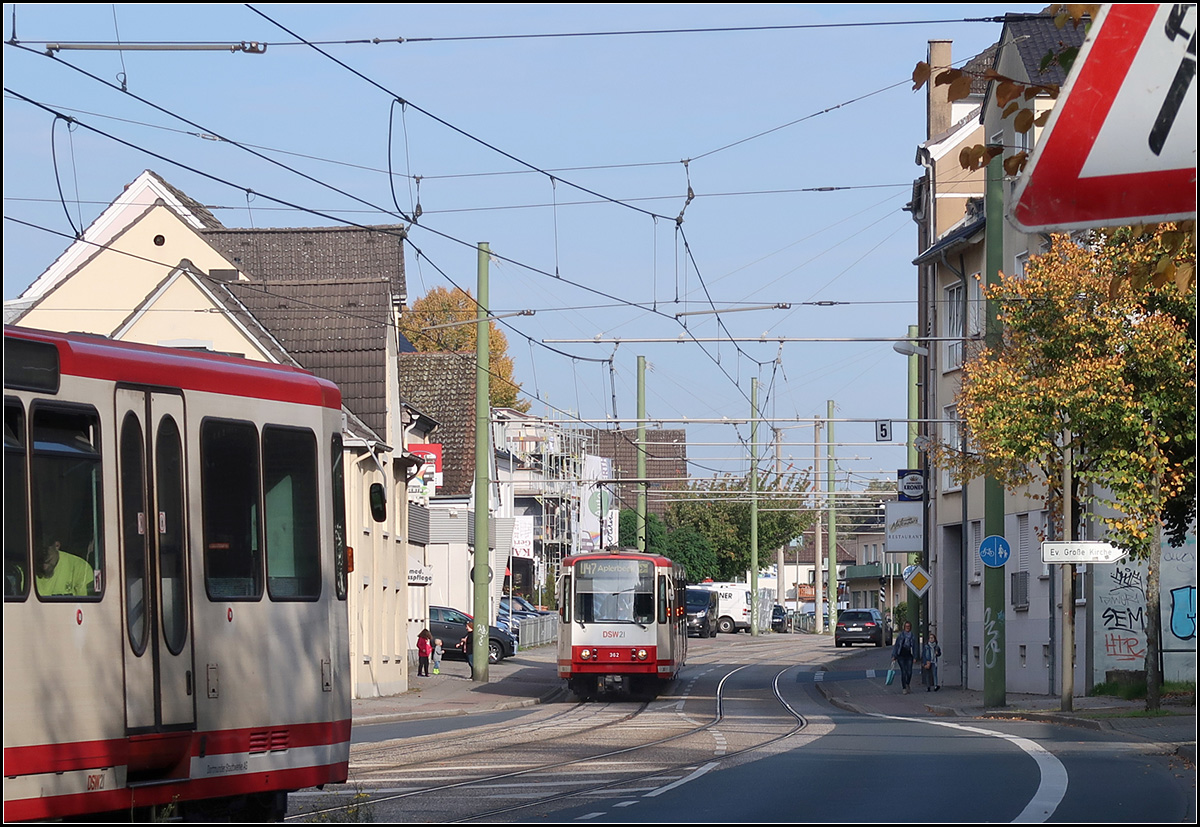 Begegnung in Aplerbeck -

In der engen Marsbruchstraße begegnen sich zwei achtachsige Stadtbahnwagen B. Die Bahn links kommt aus der Endstation.

15.10.2019 (M)