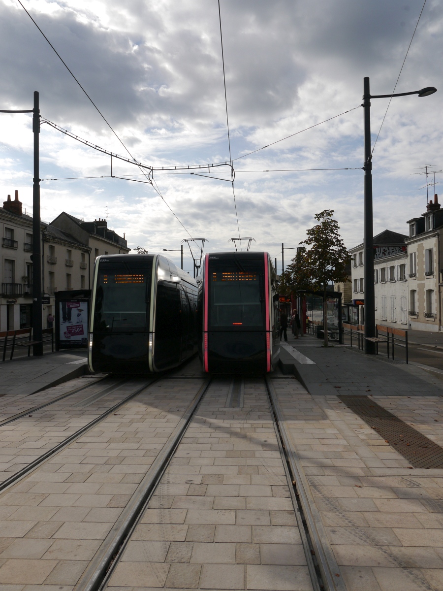 Begegnung der beiden Trams FilBleu-055 und FilBleu-059 an der Haltestelle Place-Choiseul. Die Straßenbahnen in Tours haben auf Wunsch der Stadt eine sehr markante und ungewöhnliche Front erhalten. Gut zu sehen ist hier, dass die weißen und roten Lichter an Front und Heck der Fahrzeuge den Eindruck eines Lichtbandes erwecken. 2014-08-20 Tours