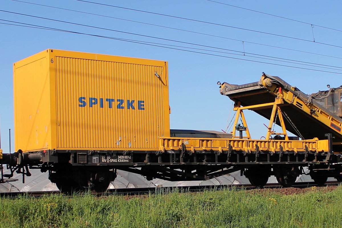 Begegnung der besonderen Art: Auf der KBS 651 Rhein-Main-Bahn bei Braunshardt begegnete mir am 7.5.2018 während einer Überführung  Katharina die Große  Bettungsreinigungszug RPM-RS-900 der Firma SGL Spitzke Logistik GmbH. 
Hier zu sehen Flachwagen mit Bürocontainer Kkklms Wagennummer 27 80 3439 007-2
Bild 10 von 24 