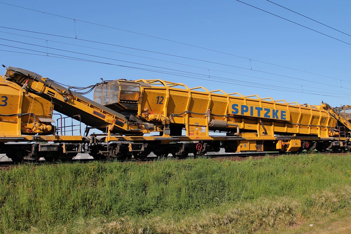 Begegnung der besonderen Art: Auf der KBS 651 Rhein-Main-Bahn bei Braunshardt begegnete mir am 7.5.2018 während einer Überführung  Katharina die Große  Bettungsreinigungszug RPM-RS-900 der Firma SGL Spitzke Logistik GmbH. 
Hier zu sehen die Materialförder- und Siloeinheit MFS-100, D SPAG 99 80 9552 573-4 mit der Nummer 12.
Bild 12 von 24 